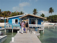 GtB Das Caye Caulker Watertaxi Büro auf dem Wet Willy Dock